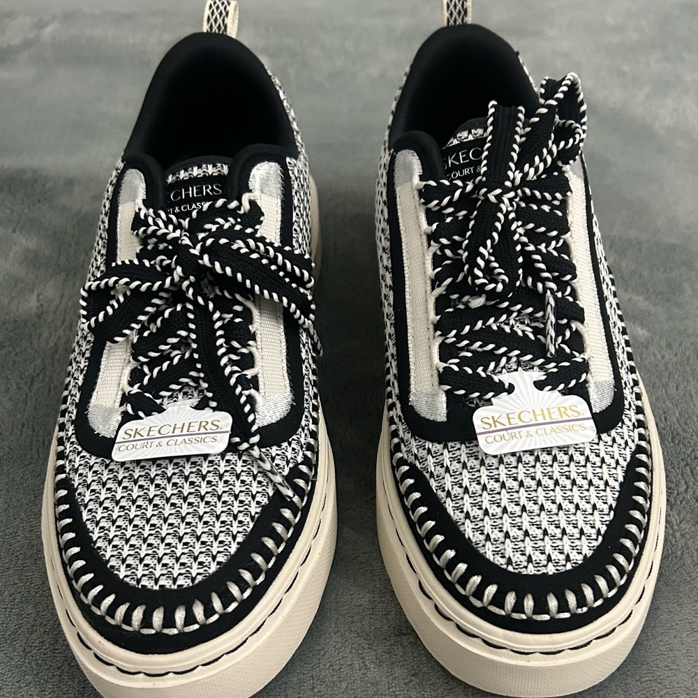 (new) Skechers Women’s size 8.5 Black and White Athletic Shoes Sneakers
